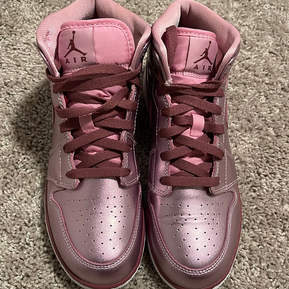 Jordan - 7Y (Women 8.5)